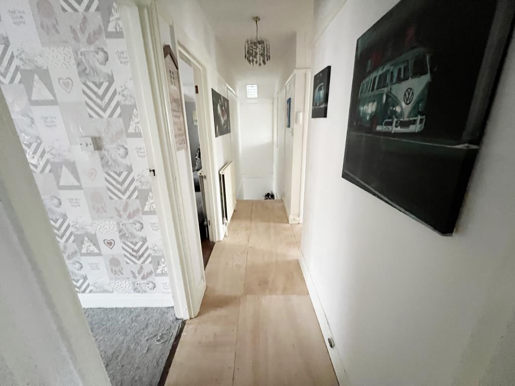 Lot: 148 - TWO-BEDROOM COACH HOUSE FOR UPDATING - Landing/hallway